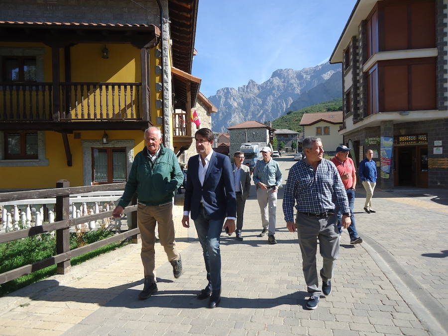 Fotos: Visita de Suárez-Quiñones a Posada de Valdeón