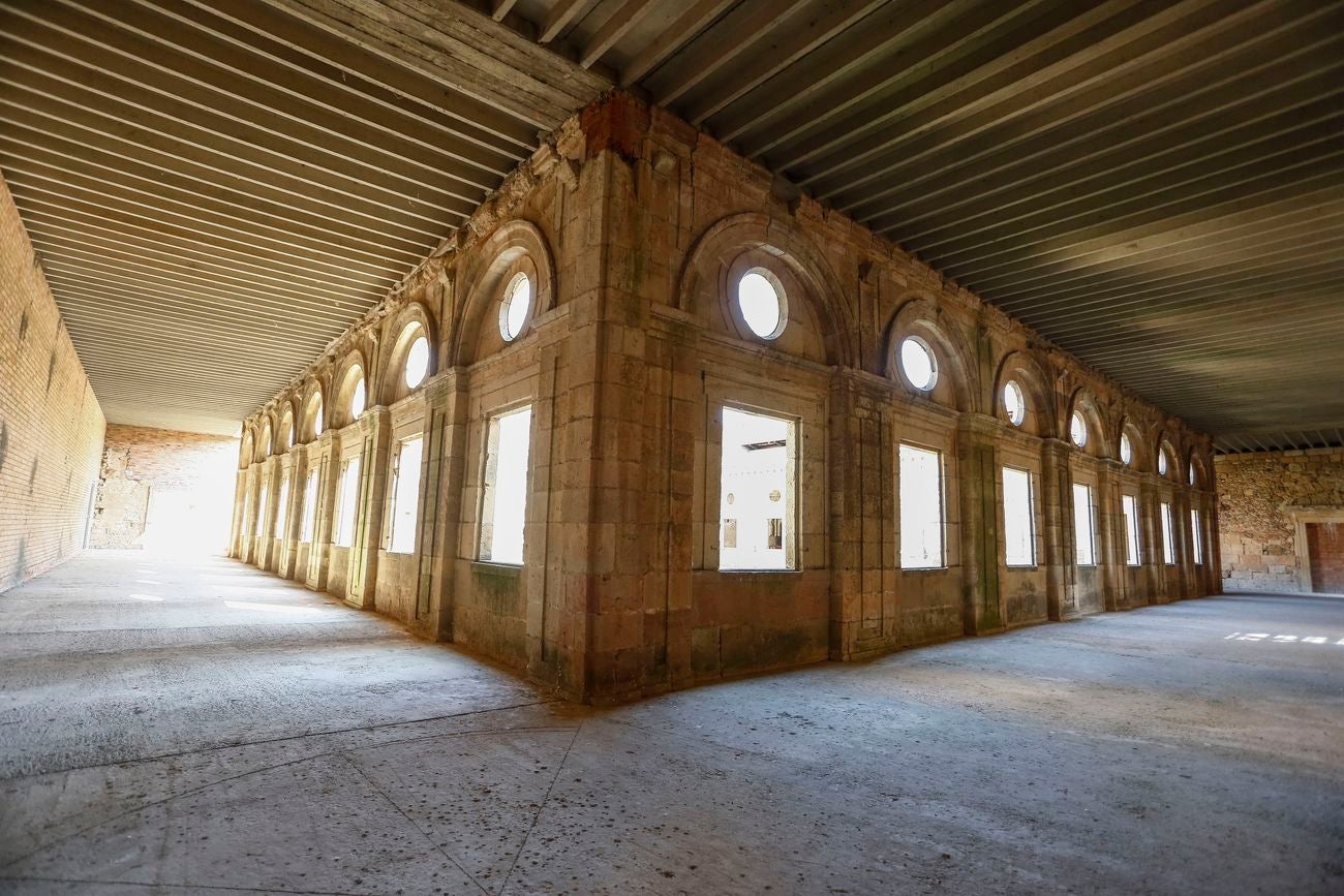 La consejera de Cultura y Turismo, María Josefa García Cirac, firma con el alcalde de Mansilla Mayor (León), José Alberto Martínez (I) y con el presidente de la Asociación ProMonumenta, Marcelino Fernández (D), un protocolo para la conservación y puesta en valor del Monasterio de Santa María de Sandoval