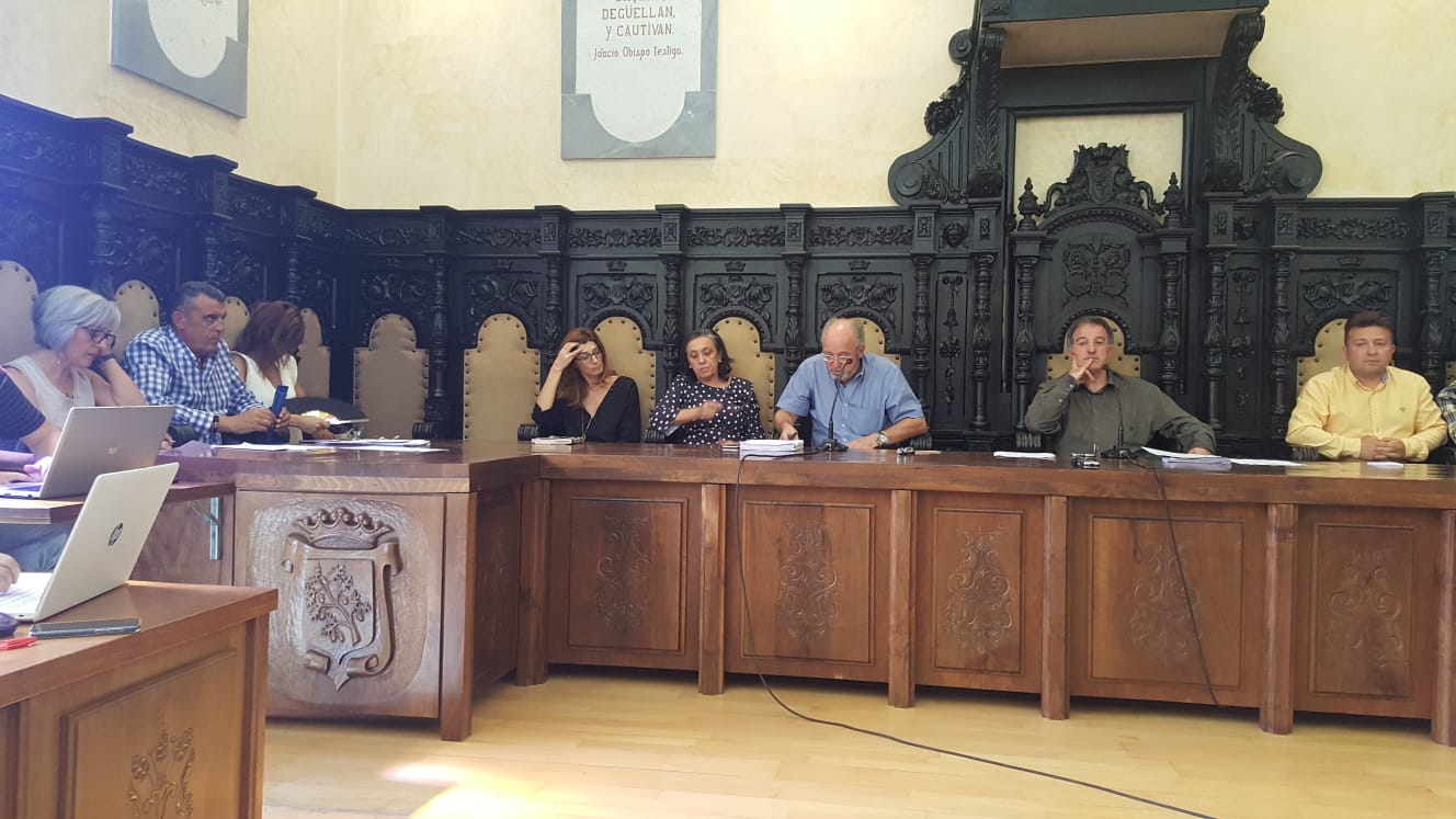 El alcalde de Astorga y los dos ediles implciados en la Enredadera oficializan en pleno su salida del PP 