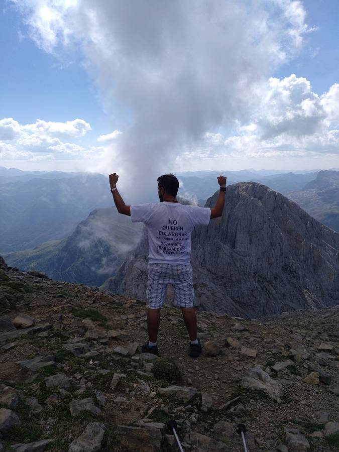 Fotos: Los trabajadores de Vestas claman por su continuidad desde lo alto de Picos de Europa