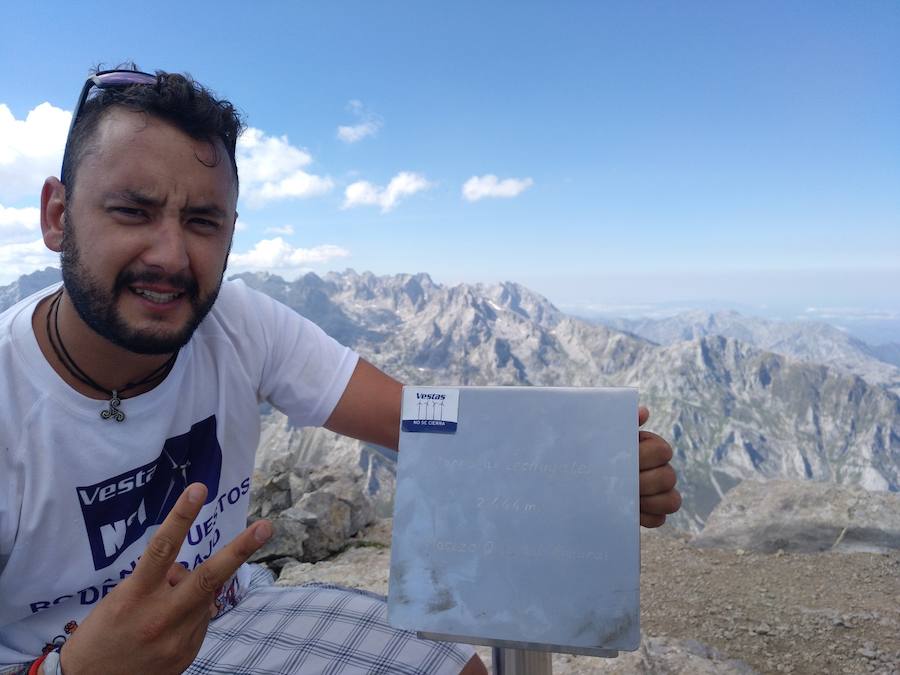 Fotos: Los trabajadores de Vestas claman por su continuidad desde lo alto de Picos de Europa