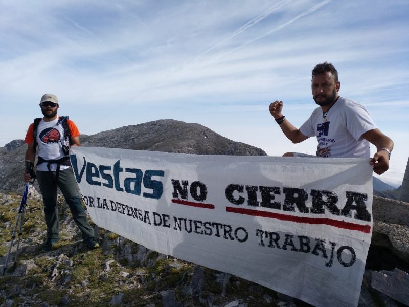 Fotos: Los trabajadores de Vestas claman por su continuidad desde lo alto de Picos de Europa