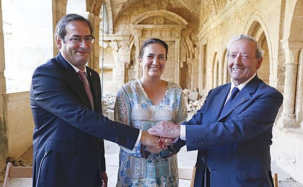 La consejera de Cultura y Turismo, María Josefa García Cirac, firma con el alcalde de Mansilla Mayor (León), José Alberto Martínez (I) y con el presidente de la Asociación ProMonumenta, Marcelino Fernández (D), un protocolo para la conservación y puesta en valor del Monasterio de Santa María de Sandoval