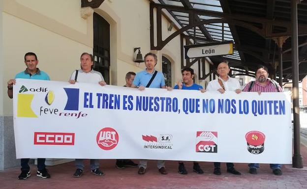 Representantes laborales de Feve durante la rueda de prensa de este lunes.