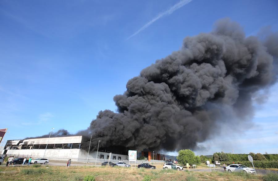 Fotos: Incendio en una nave del polígono de Cabañas Raras