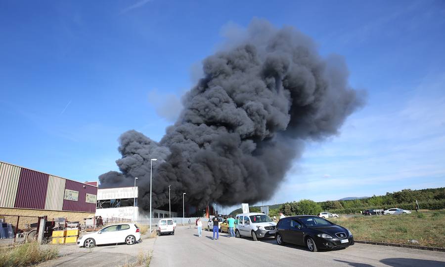 Fotos: Incendio en una nave del polígono de Cabañas Raras