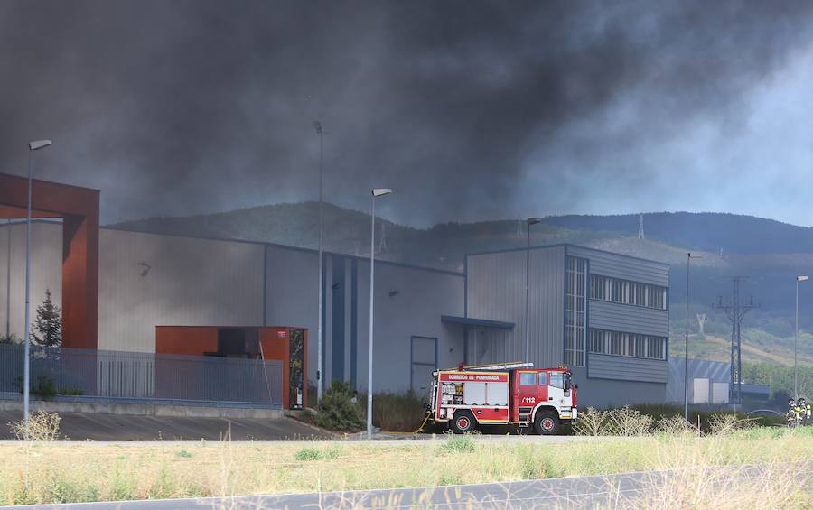 Fotos: Incendio en una nave del polígono de Cabañas Raras