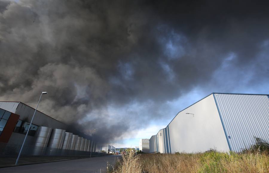 Fotos: Incendio en una nave del polígono de Cabañas Raras
