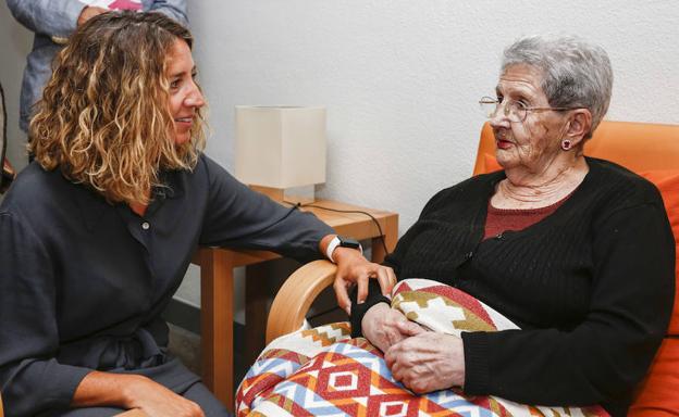 La consejera Alicia García, durante la visita. 