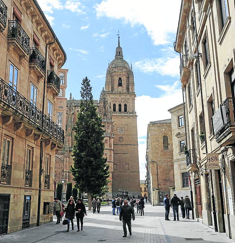 Imagen secundaria 2 - Vista del lienzo norte de la Muralla de Ávila con la Seo al fondo. Debajo, el Acueducto de Segobia y el centro de Salamanca.