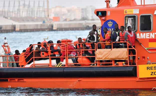 Llegada al puerto de Almería de las 99 personas que viajaban en dos pateras y que han sido rescatadas. 