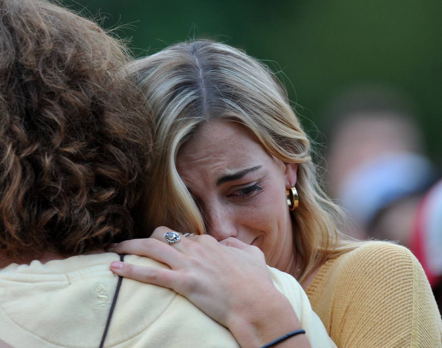 Cienteos de estudiantes, profesores y compañeros de Celia BArquín quisieron despedirse de la golfista española asesinada en una emotiva vigilia. 