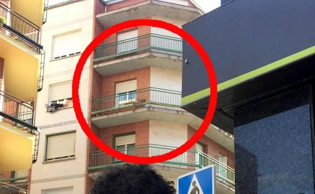 El edificio desde donde ha caído la pequeña.