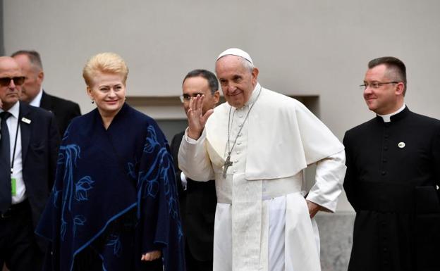 El papa Francisco junto a la presidenta lituana, Dalya Grybauskaite, a su llegada a Vilna.