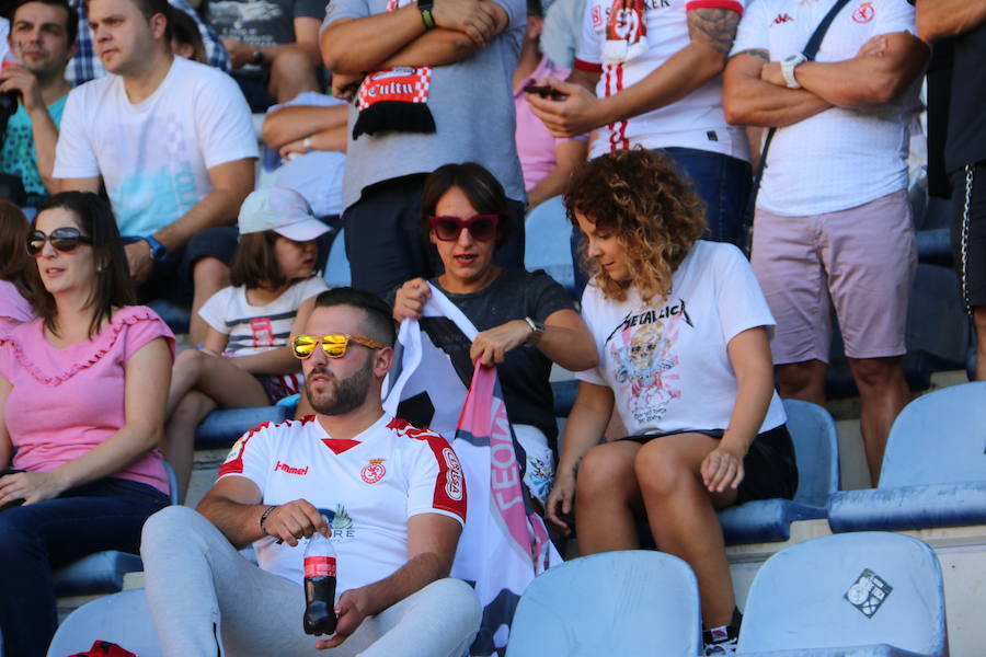 Fotos: Las imágenes de la afición en el Cultural-Real Madrid