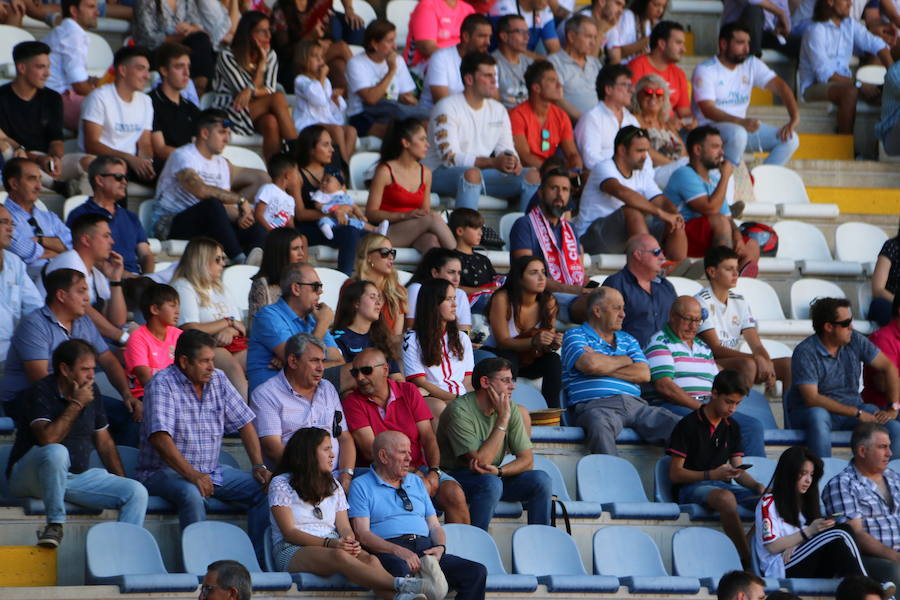 Fotos: Las imágenes de la afición en el Cultural-Real Madrid