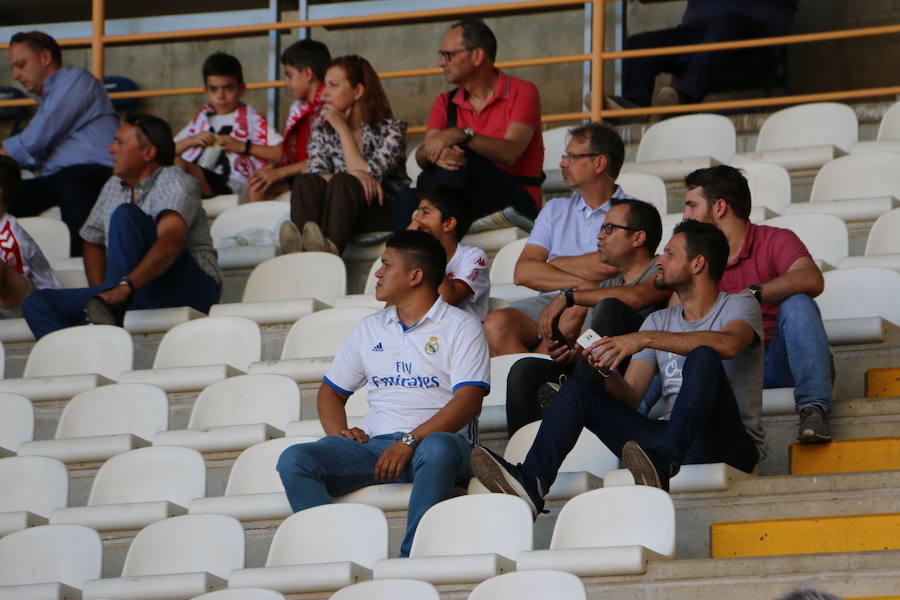 Fotos: Las imágenes de la afición en el Cultural-Real Madrid