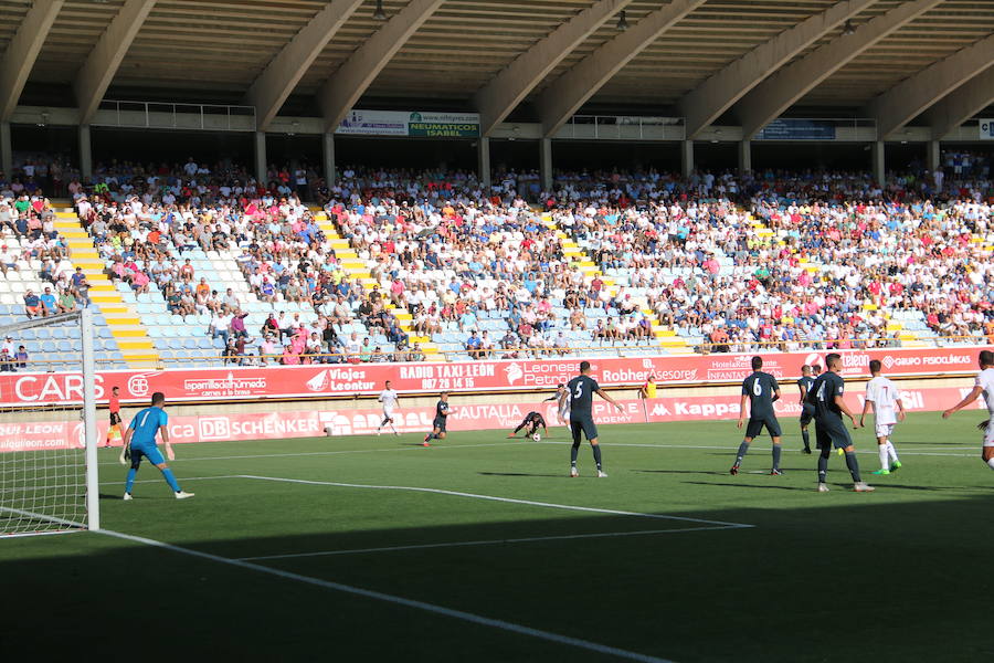 Fotos: Las imágenes de la afición en el Cultural-Real Madrid