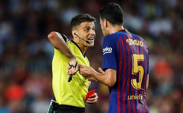 Sergio Busquets discutiendo una acción con Gil Manzano durante el partido ante el Girona