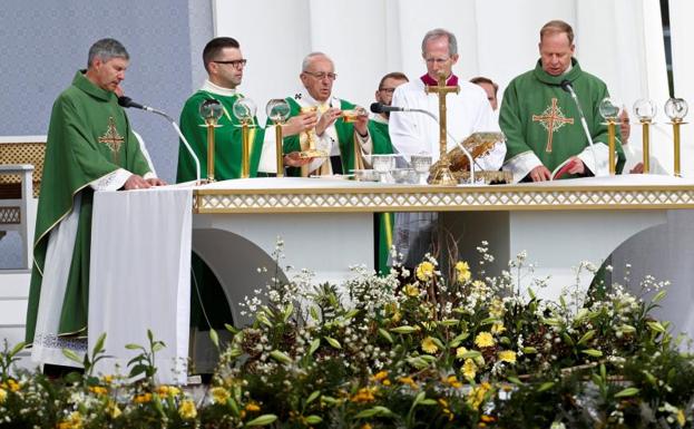 Francisco oficia una misa en Kaunas (Lituania).