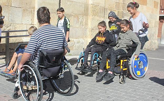 Galería. Los pequeños utilizaron las sillas de ruedas.