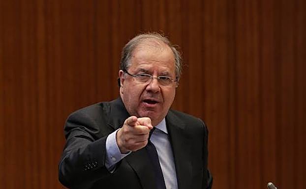 Gesto de Juan Vicente Herrera a Luis Fuentes, mientras responde al portavoz de Cs en la sesión de control de las Cortes.