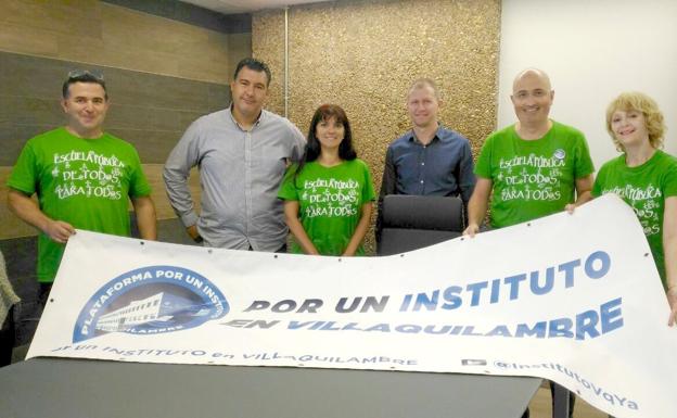 El alcalde de Villaquilambre y su concejal de Cultura, junto a los representantes de la plataforma.