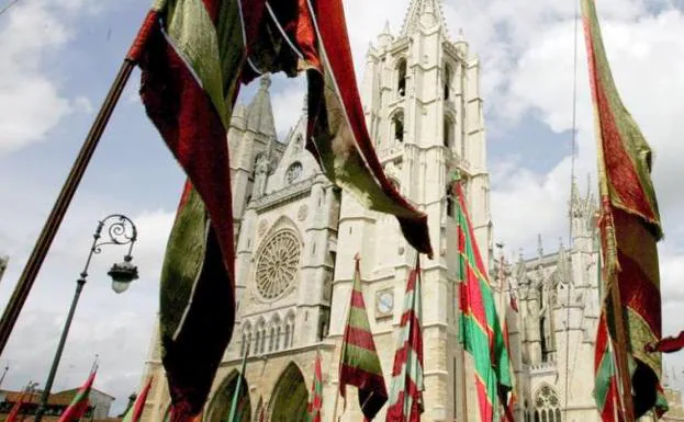 Los pendones, ante la Catedral de León.