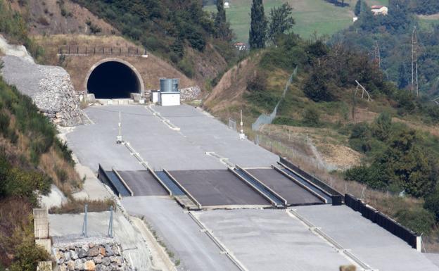 Plataforma en la zona de Campomanes, lista para las vías.