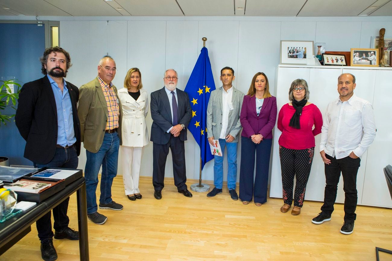 Los representantes de la Fundación Anclaje y el Comité de Empresa de Vestas se reúnen con el comisario europeo de la Energía, Miguel Arias Cañete, en la sede de la Comisión.