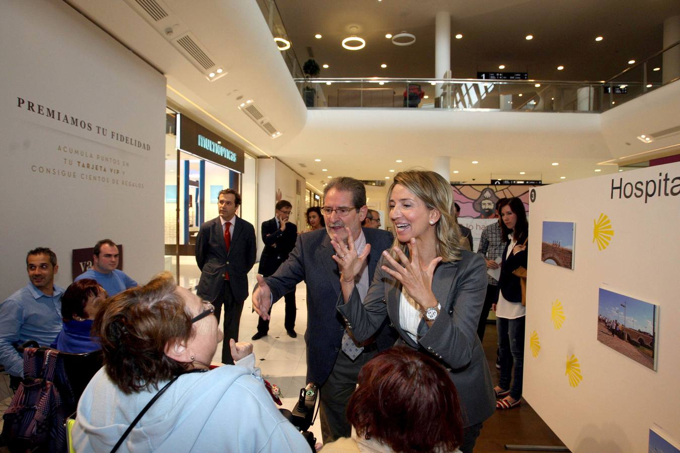 08.10.14 La consejera de Cultura y Turismo, Alicia García, visita la exposición fotográfica 'Camino de Santiago' organizada por Aspaym junto al gerente de la asociación, Julio Herrero.