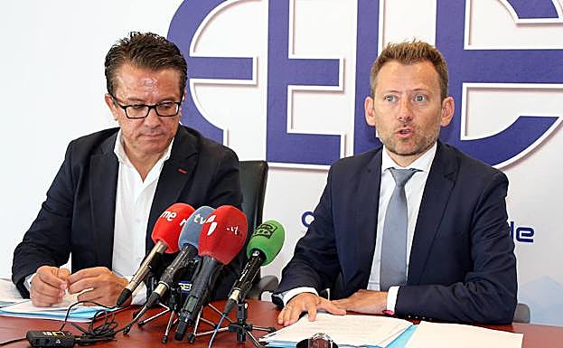 El secretario general adjunto de Fele, Enrique Suárez(D), y el director jurídico de Adecco España, Javier Blasco(I).