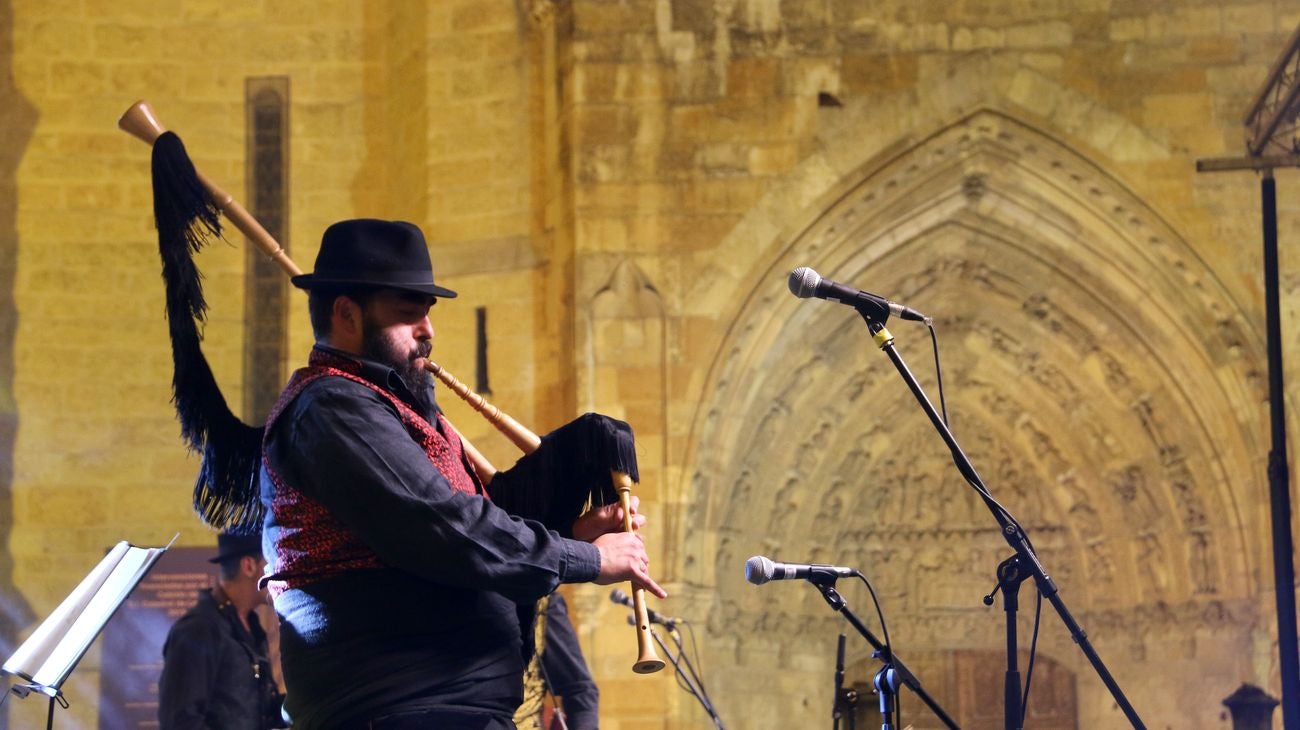 El XII Festival Celta Internacional 'Reinu de Llión' regresa con éxito a la Plaza de la Catedral de la mano de Salón Bombé y con una amplia presencia de público