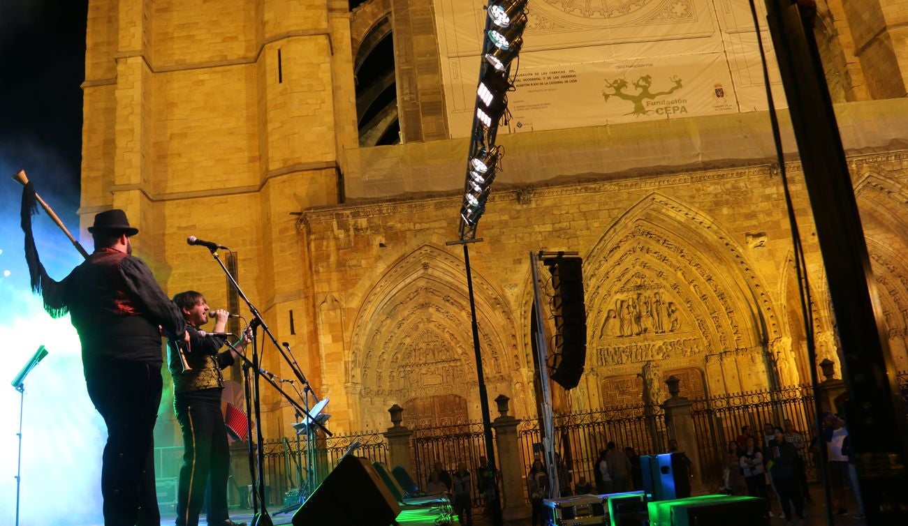 El XII Festival Celta Internacional 'Reinu de Llión' regresa con éxito a la Plaza de la Catedral de la mano de Salón Bombé y con una amplia presencia de público