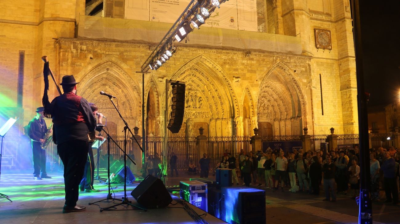 El XII Festival Celta Internacional 'Reinu de Llión' regresa con éxito a la Plaza de la Catedral de la mano de Salón Bombé y con una amplia presencia de público