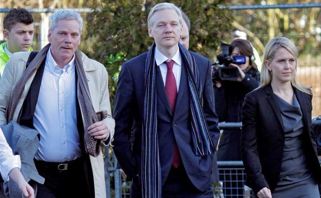 Imagen de archivo del periodista del portal WikiLeaks Kristinn Hrafnsson (i) junto al fundador de Wikileaks, Julian Assange (c).