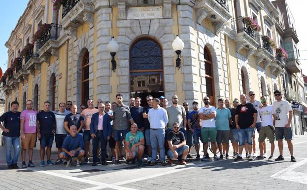 Foto de grupo frente al Consistorio.