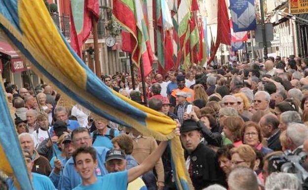 Desfile de pendones en las calles de León.