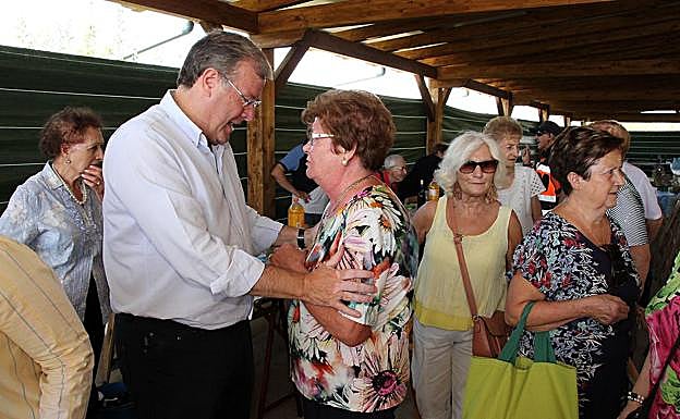 Antonio Silván durante la inauguración de la Plaza de los Huertos.