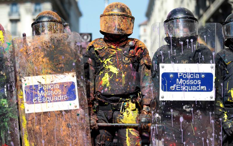 Fotos: Tensión en Barcelona por el boicot radical a una manifestación policial