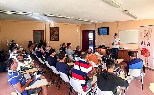 El curso ha sido impartido por la Asociación Leonesa de Apicultores.