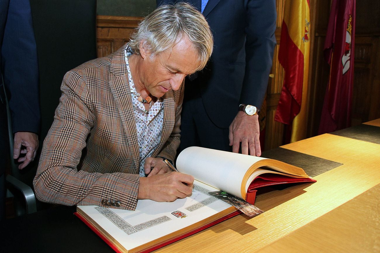 El presidente de la Diputación de León, Juan Martínez Majo, con el aventurero Jesús Calleja