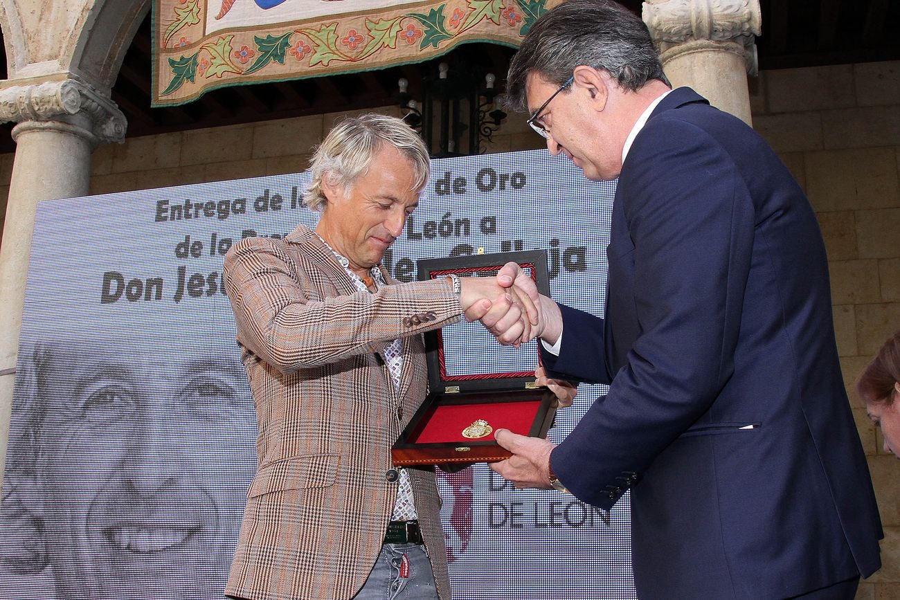 El presidente de la Diputación de León, Juan Martínez Majo, con el aventurero Jesús Calleja