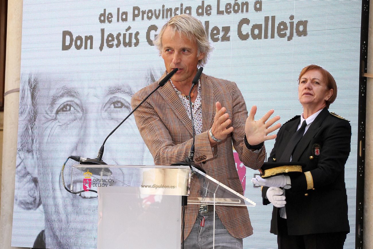 El presidente de la Diputación de León, Juan Martínez Majo, con el aventurero Jesús Calleja