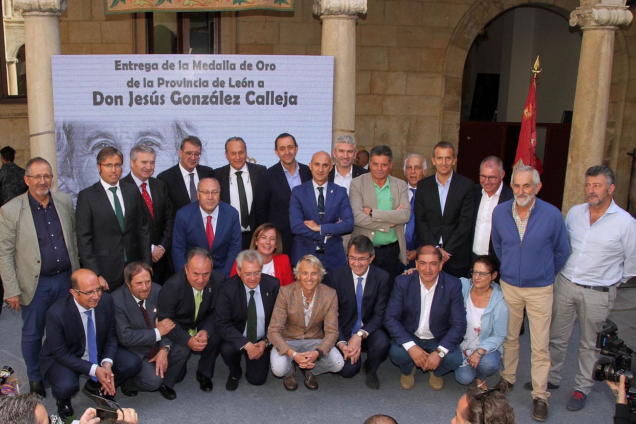 El presidente de la Diputación de León, Juan Martínez Majo, con el aventurero Jesús Calleja