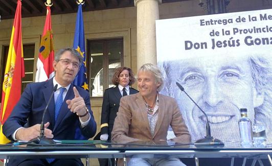 Juan Martínez Majo, junto a Jesús Calleja, en el Palacio de los Guzmanes.