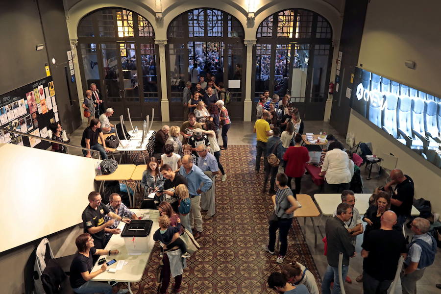 8:00. Apertura de los colegios electorales. Comienza la votación.