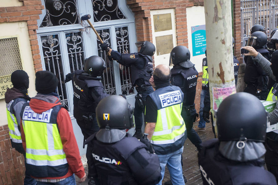 10:05. Policía entrando en un colegio. La tensión va en aumento.