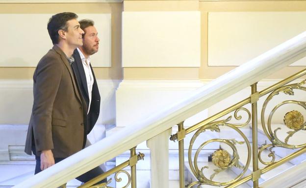 Pedro Sánchez junto al alcalde de Valladolid en una visita institucional.