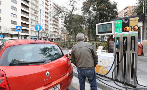 Un hombre reposta en la gasolinera de Poniente, en Valladolid.